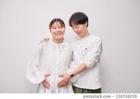 面對面的夫婦,孕婦,孕婦 面對面的夫婦,孕婦,孕婦 130538259