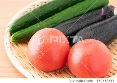 竹漏勺上的新鮮番茄、茄子和黃瓜(夏季蔬菜)的特寫 竹漏勺上的新鮮番茄、茄子和黃瓜(夏季蔬菜)的特寫 130538332