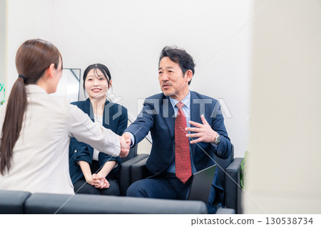 三位微笑的商人握手 130538734