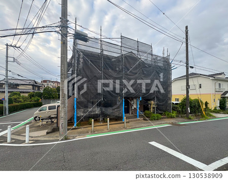 用於粉刷公寓大樓外牆的鷹架和黑色網 130538909