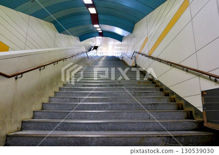 地鐵「札幌市營地鐵新札幌車站」出口的長樓梯 130539030