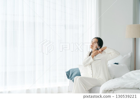 A woman who wakes up and stretches her shoulders 130539221