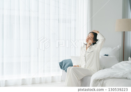 一位醒來伸展肩膀的女人 一位醒來伸展肩膀的女人 130539223