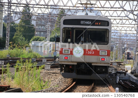 A Tokyu Ikegami Line train leaving Kamata Station 130540768