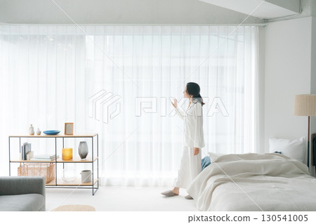 睡衣女人醒來後的全身 睡衣女人醒來後的全身 130541005