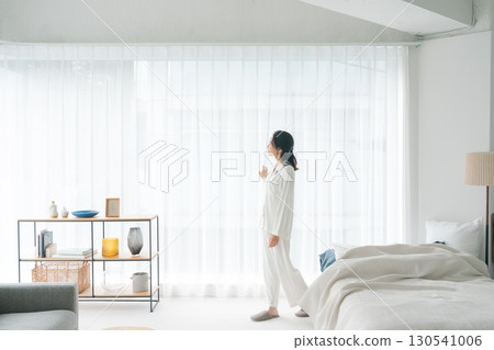 睡衣女人醒來後的全身 睡衣女人醒來後的全身 130541006
