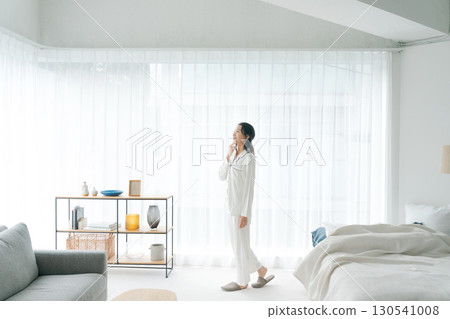 睡衣女人醒來後的全身 130541008