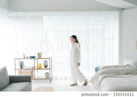 睡衣女人醒來後的全身 睡衣女人醒來後的全身 130541012