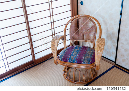 A swivel chair in a Japanese-style room 130541282