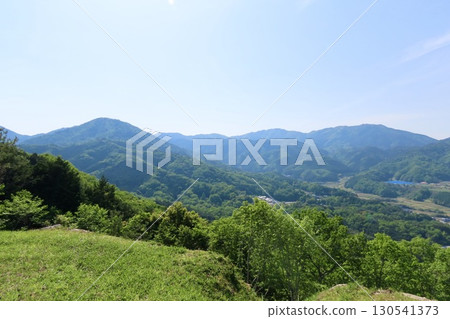 從山頂望去,初夏的新鮮綠意與天空 從山頂望去,初夏的新鮮綠意與天空 130541373