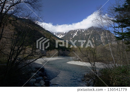 在晴朗的日子裡,上高地的梓川與白雪皚皚的穗高連山山脈清晰可見 在晴朗的日子裡,上高地的梓川與白雪皚皚的穗高連山山脈清晰可見 130541779