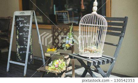 鳥籠裝飾著咖啡館和雜貨店的店面 130542353
