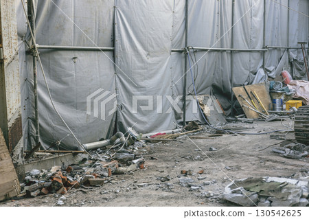 在拆除現場固化板材和瓦礫 130542625