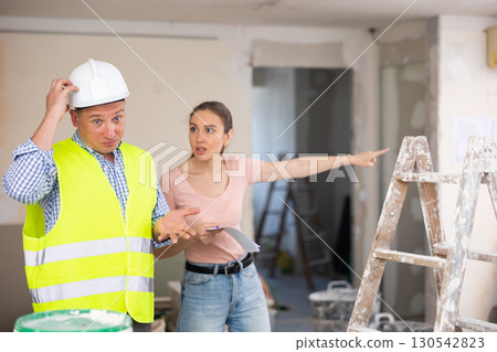 Work conflict between woman and contractor 130542823
