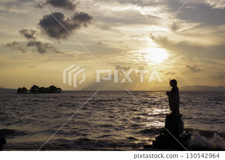 島根縣宍道湖的美麗日落和袖子地藏雕像 130542964