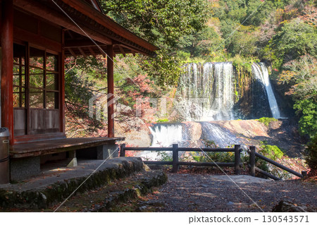 龍門瀑布和秋天的落葉 龍門瀑布和秋天的落葉 130543571