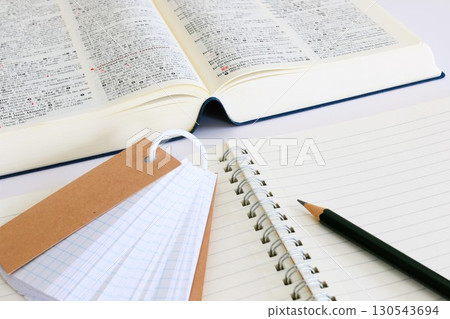 教育圖像 考試學習 考試學習 筆記和英日字典 3:2 教育圖像 考試學習 考試學習 筆記和英日字典 3:2 130543694