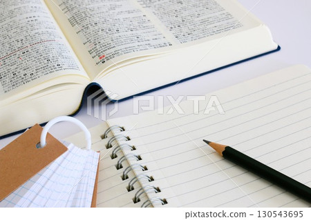教育圖像 考試學習 考試學習 筆記和英日字典 3:2 教育圖像 考試學習 考試學習 筆記和英日字典 3:2 130543695