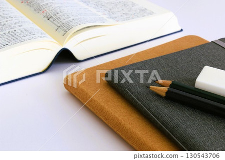 教育圖像 考試學習 考試學習 筆記和英日字典 3:2 教育圖像 考試學習 考試學習 筆記和英日字典 3:2 130543706