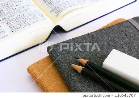 教育圖像 考試學習 考試學習 筆記和英日字典 3:2 教育圖像 考試學習 考試學習 筆記和英日字典 3:2 130543707