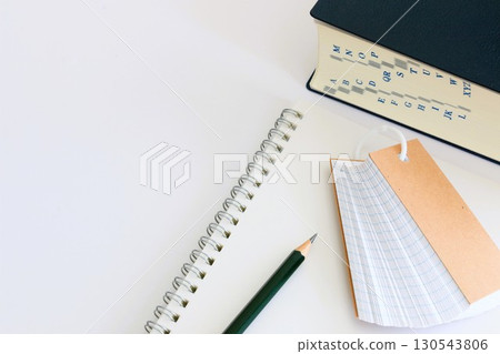 教育圖像:測驗學習、考試學習、筆記本和英日字典、影印空間、3:2 教育圖像:測驗學習、考試學習、筆記本和英日字典、影印空間、3:2 130543806