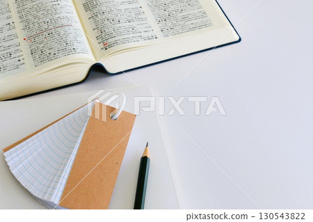 教育圖像:測驗學習、考試學習、筆記本和英日字典、影印空間、3:2 教育圖像:測驗學習、考試學習、筆記本和英日字典、影印空間、3:2 130543822