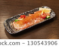 多少鮭魚和生牛肉片 130543906