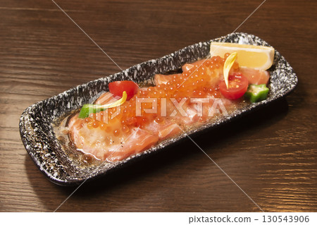 多少鮭魚和生牛肉片 多少鮭魚和生牛肉片 130543906
