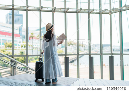 一個喜歡旅行的年輕女子 130544058
