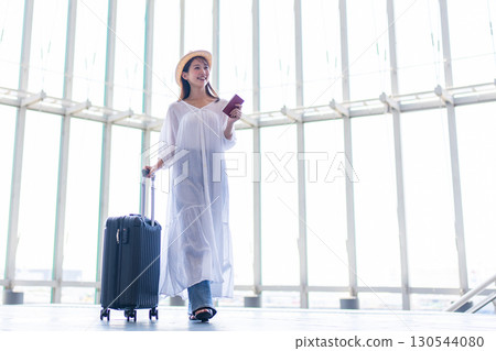 A woman to travel 130544080