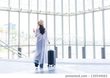 一位女士帶著行李箱旅行 130544083