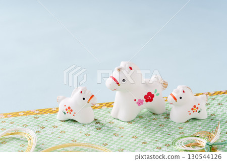 馬年新年賀卡材料 | 白馬和小孩藍色背景 130544126