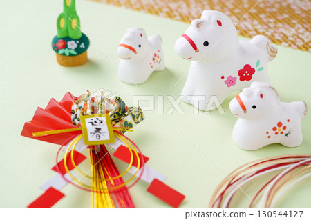 馬年新年賀卡材料 | 白馬和它的孩子以及新年裝飾 130544127