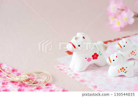 Year of the Horse New Year's card material | White horse and baby horse and cherry blossoms Year of the Horse New Year's card material | White horse and baby horse and cherry blossoms 130544835