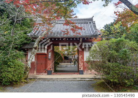 京都鷹峰常勝寺的吉野門與秋葉 京都鷹峰常勝寺的吉野門與秋葉 130545490