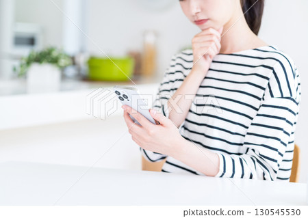 使用智慧型手機的年輕女子（部分） 130545530