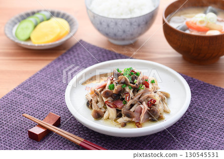 Savory and delicious ♪ Shimeji mushrooms and bacon stir-fried with butter and soy sauce | Home-cooked side dishes and Japanese-style dining images 130545531