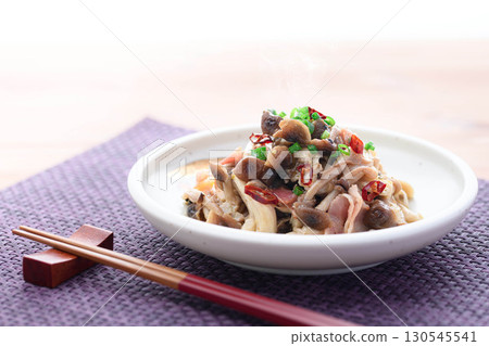Savory and delicious ♪ Shimeji mushrooms and bacon stir-fried with butter and soy sauce | Home-cooked side dishes and Japanese-style dining images 130545541