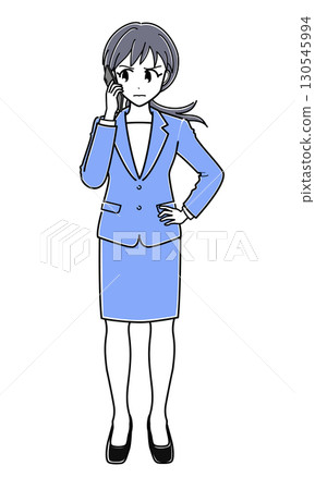 一位身穿西裝的辦公室女士站在那裡,臉上帶著懷疑的表情,耳朵上貼著智慧型手機(簡單,全身) 一位身穿西裝的辦公室女士站在那裡,臉上帶著懷疑的表情,耳朵上貼著智慧型手機(簡單,全身) 130545994