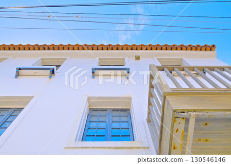 在藍天映襯下格外醒目的防風百葉窗 130546146