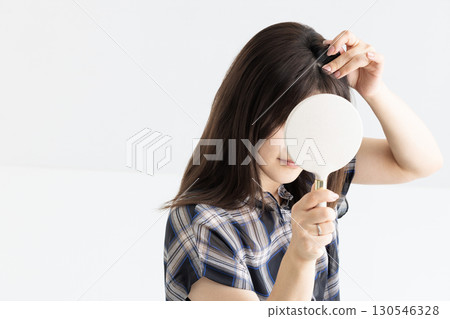 Women who are concerned about damaged hair 130546328