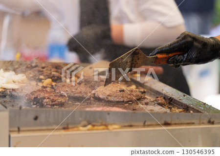 鐵板上滋滋冒油的漢堡肉餅 130546395