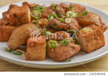 Deep-fried tofu, potatoes and chicken stir-fried with oyster sauce 130546448