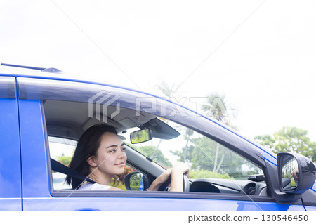 一名年輕女子開車 130546450