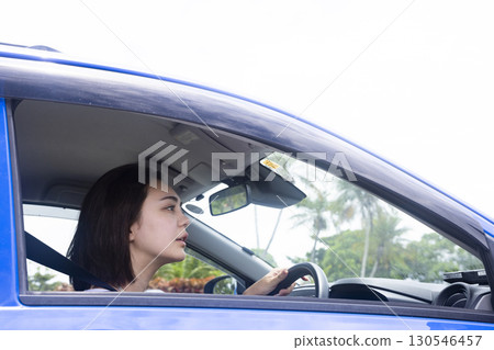 一名年輕女子開車 130546457