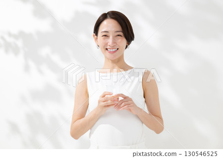 一個女人喝水 130546525