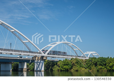 穿越淀川鐵橋的單軌電車 130546550
