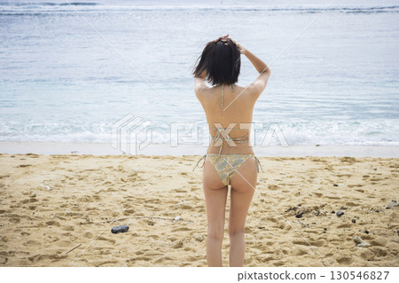 穿著泳衣看海的年輕女子 130546827