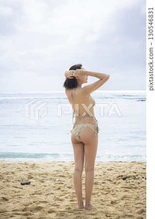 穿著泳衣看海的年輕女子 130546831