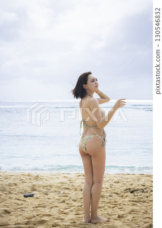 穿著泳衣看海的年輕女子 130546832